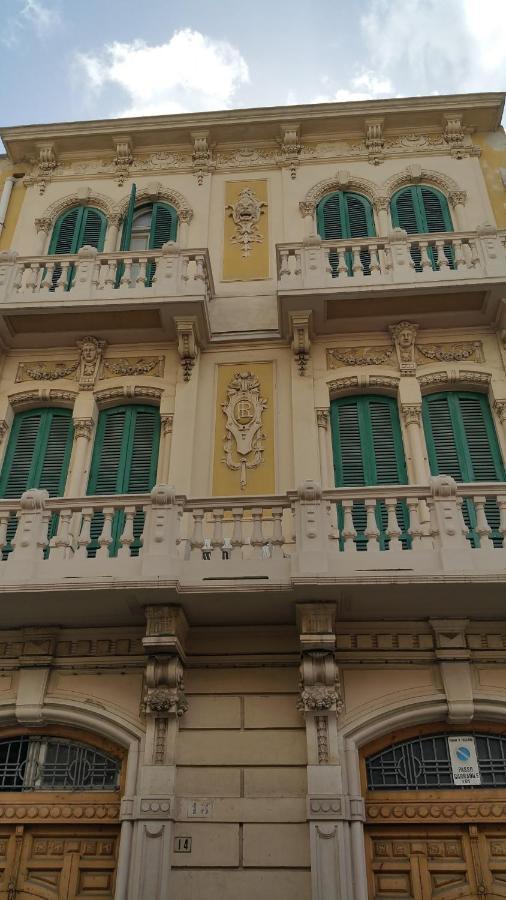 Palazzo Lagioia 2: Prestigioso Miniappartamento Triggiano Luaran gambar